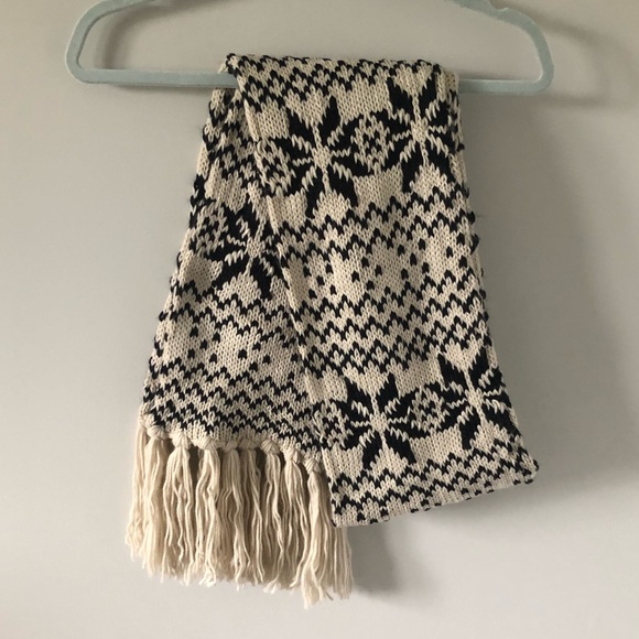 Forever 21 Fair Isle Pattern Knit Scarf - Picture 3 of 8